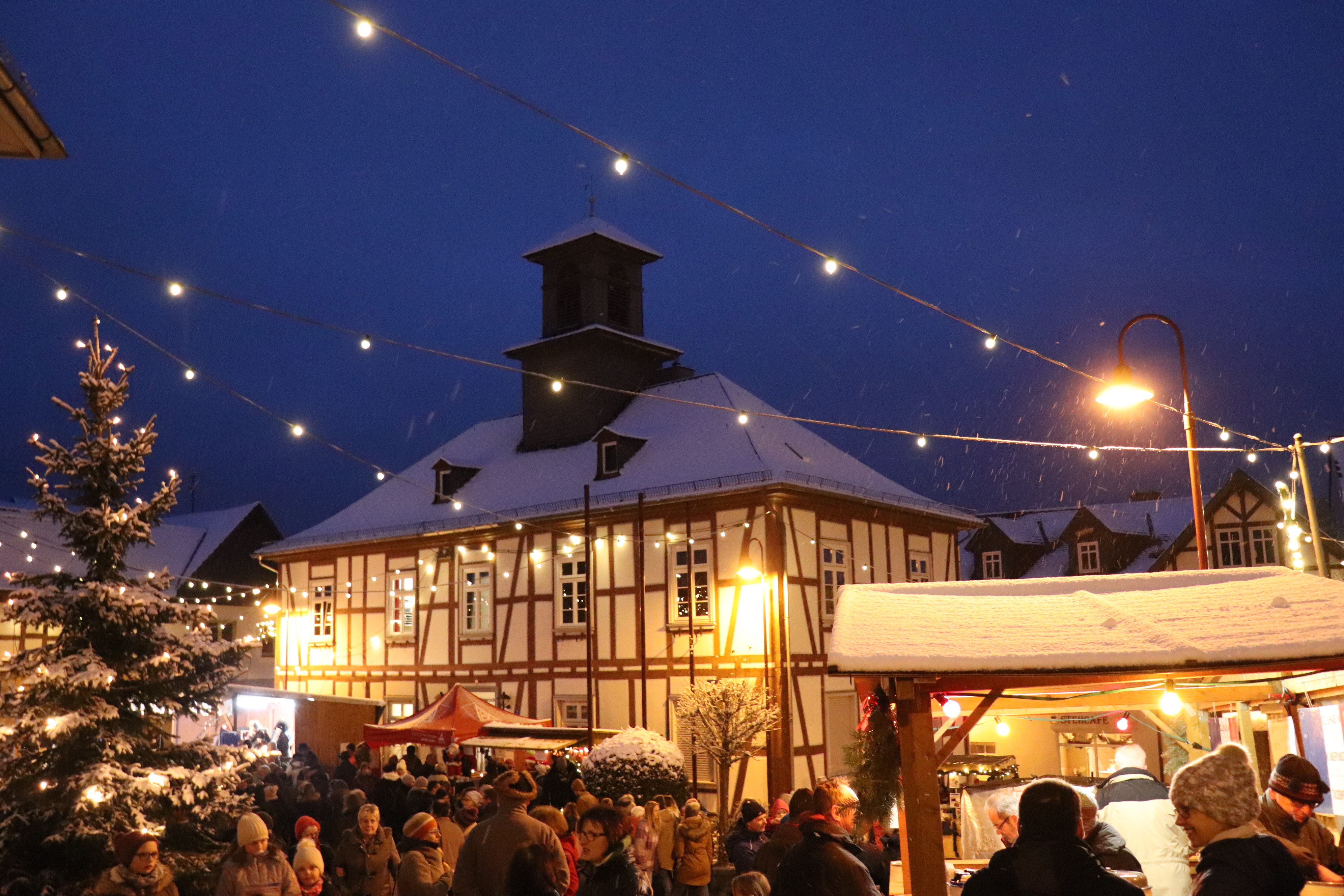 Weihnachtsmarkt vorm Rathaus in Brandoberndorf im Schnee