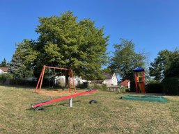 Foto vom Spielplatz in Hassenborn mit einigen Spielgeräten