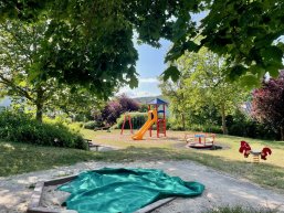 Foto vom Spielplatz in Brandoberndorf mit einigen Spielgeräten