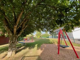 Foto vom Spielplatz in Kraftsolms mit einigen Spielgeräten