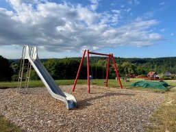 Foto vom Spielplatz in Kröffelbach mit einigen Spielgeräten