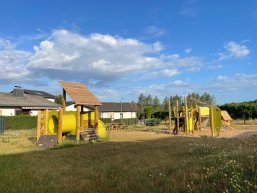 Foto vom Spielplatz in Kraftsolms mit einigen Spielgeräten