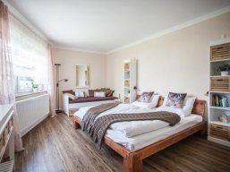 Schlafzimmer mit einem Doppelbett