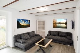 modernes Wohnzimmer mit zwei Sofas