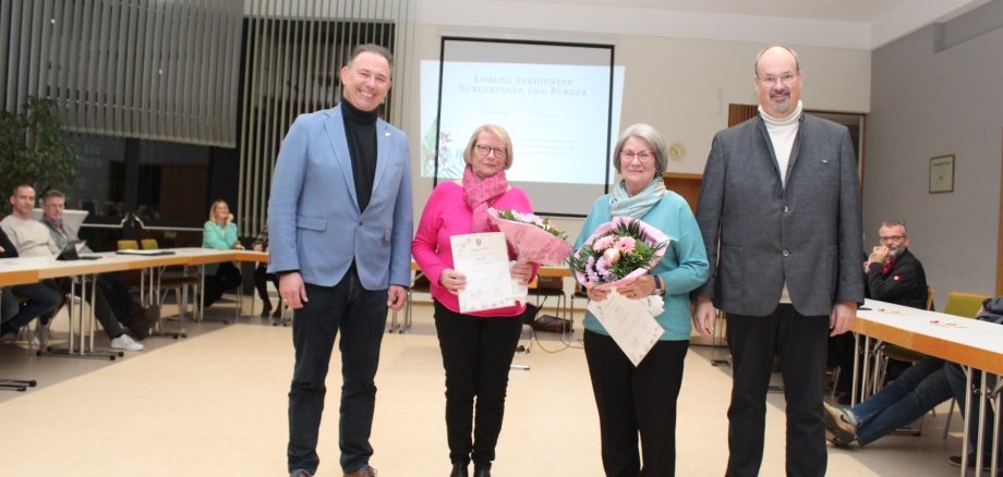 Ehrung verdienter Waldsolmser Bürgerinnen (v.li): Bürgermeister Roland Hörster, Ute Schreiber, Ursula Schreiner, Parlamentsvorsitzender Markus Zimmermann Ehrung verdienter Waldsolmser Bürgerinnen (v.li): Bürgermeister Roland Hörster, Ute Schreiber, Ursula Schreiner, Parlamentsvorsitzender Markus Zimmermann