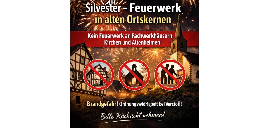 Silvesterfeuerwerk in alten Ortskernen Informationsgrafik zum Thema Silvesterfeuerwerk in alten Ortskernen. Im Hintergrund sind Feuerwerksraketen über einem historischen Dorf mit Fachwerkhäusern und einer Kirche zu sehen. In der Mitte steht der Text „Silvester – Feuerwerk in alten Ortskernen“. Darunter ein rotes Warnbanner mit der Aufschrift „Kein Feuerwerk an Fachwerkhäusern, Kirchen und Altenheimen!“. Drei durchgestrichene Symbole zeigen ein Fachwerkhaus, eine Kirche und eine ältere Person mit Rollator. Unten der Hinweis „Brandgefahr! Ordnungswidrigkeit bei Verstoß! Bitte Rücksicht nehmen!