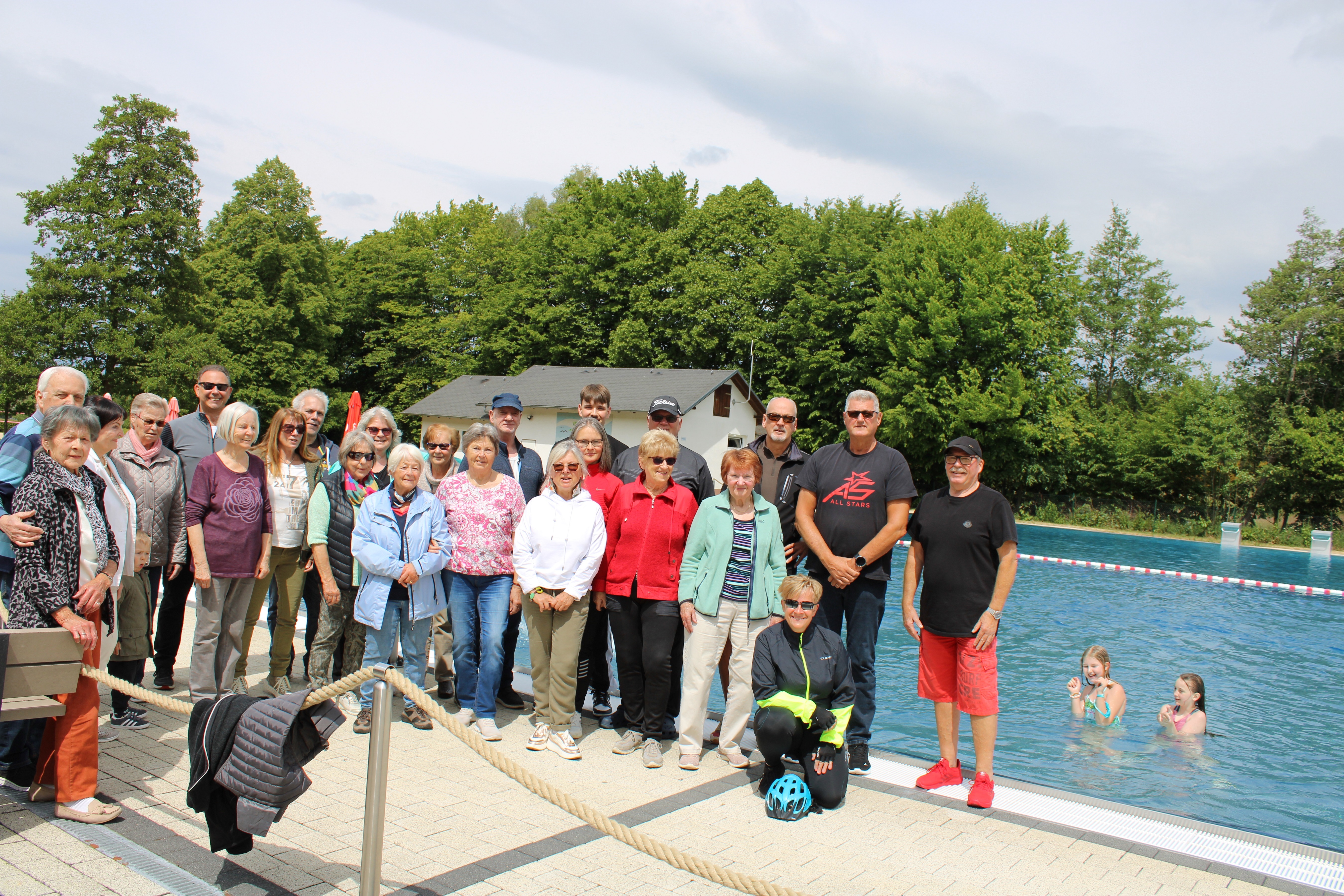 Zur Eröffnung des Waldsolmser Freibades „Taunusperle“ begrüßen Bürgermeister Roland Hörster, Gemeindevorstands-Vorsitzende Ingrid Caracciolla sowie Bademeister Catalin Potap und Ehefrau 