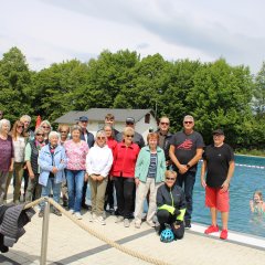 Zur Eröffnung des Waldsolmser Freibades „Taunusperle“ begrüßen Bürgermeister Roland Hörster, Gemeindevorstands-Vorsitzende Ingrid Caracciolla sowie Bademeister Catalin Potap und Ehefrau 
