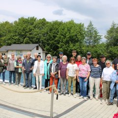 Zur Eröffnung des Waldsolmser Freibades „Taunusperle“ begrüßen Bürgermeister Roland Hörster, Gemeindevorstands-Vorsitzende Ingrid Caracciolla sowie Bademeister Catalin Potap und Ehefrau 