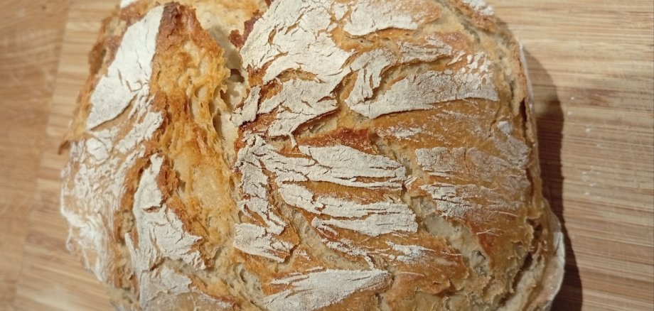 Nahaufnahme von einem selbstgebackenen Sauerteigbrot