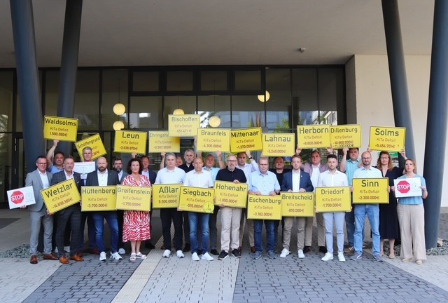 Die Städte und Gemeinden sowie der Lahn-Dill-Kreis setzen gemeinsam ein Zeichen, um auf die finanzielle Lage der Kommunen aufmerksam zu machen. Foto: Lahn-Dill-Kreis Die Städte und Gemeinden sowie der Lahn-Dill-Kreis setzen gemeinsam ein Zeichen, um auf die finanzielle Lage der Kommunen aufmerksam zu machen. Foto: Lahn-Dill-Kreis