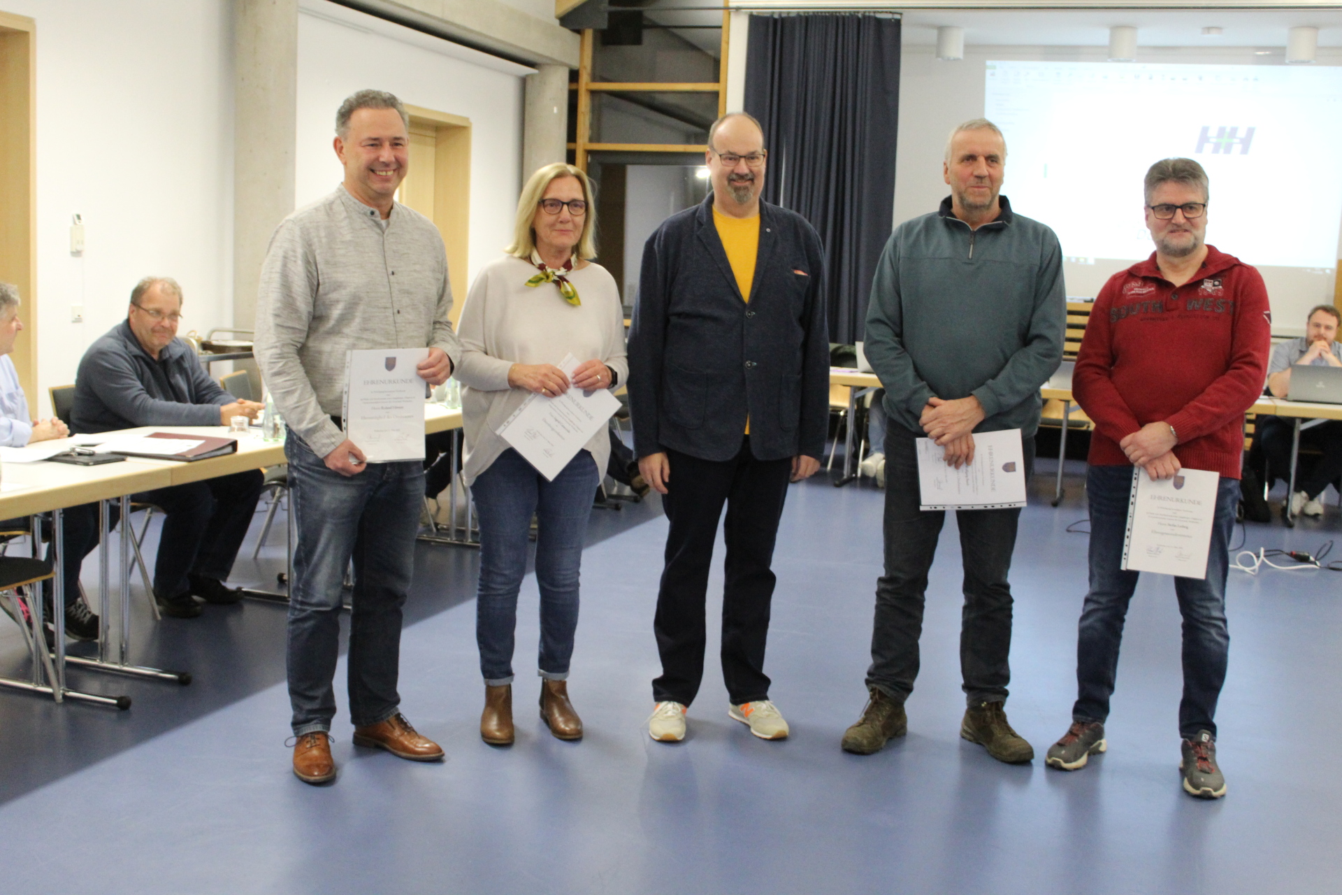 Der Waldsolmser Parlamentsvorsitzende Markus Zimmermann (Mitte) ehrt als verdiente Waldsolmser Kommunalpolitiker (v.li) Roland Hörster, Ingrid Carraciola, Wolfgang Busch und Stefan Ledwig