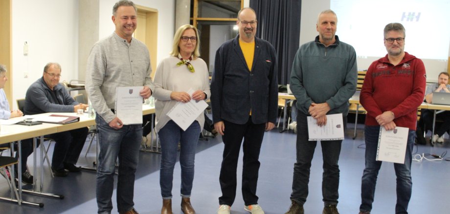 Der Waldsolmser Parlamentsvorsitzende Markus Zimmermann (Mitte) ehrt als verdiente Waldsolmser Kommunalpolitiker (v.li) Roland Hörster, Ingrid Carraciola, Wolfgang Busch und Stefan Ledwig
