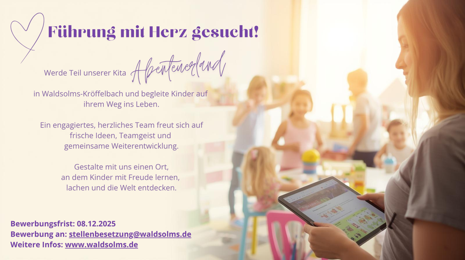 Auf dem Bild sieht man im Vordergurnd eine Erzieherin mit einem Tablet in der Hand. im Hintergrund sind spielende Kinder. 