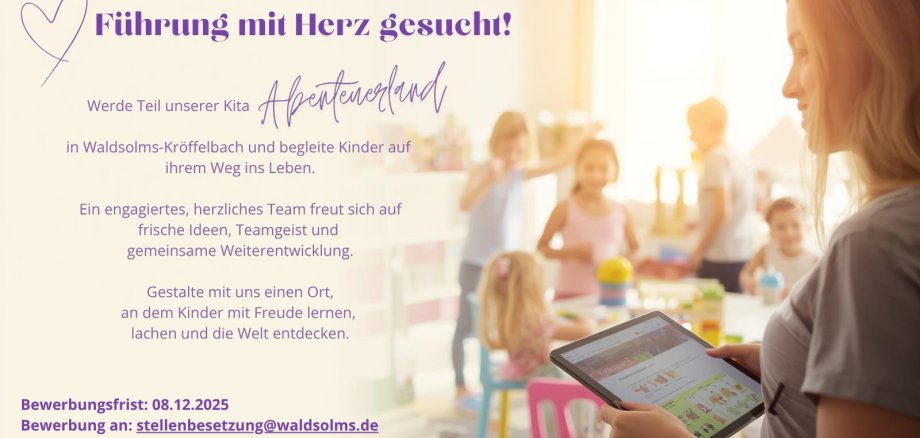 Kitaleitung Abenteuerland Auf dem Bild sieht man im Vordergurnd eine Erzieherin mit einem Tablet in der Hand. im Hintergrund sind spielende Kinder.